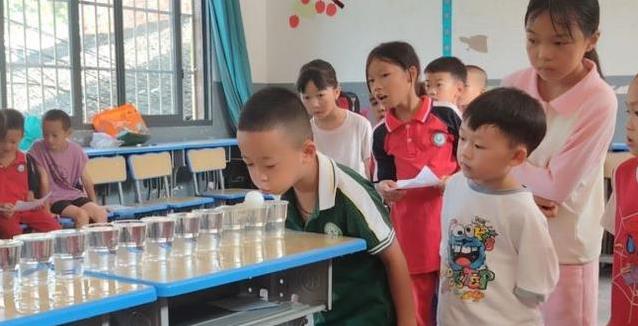 孩子们鼓着, 这场运动会