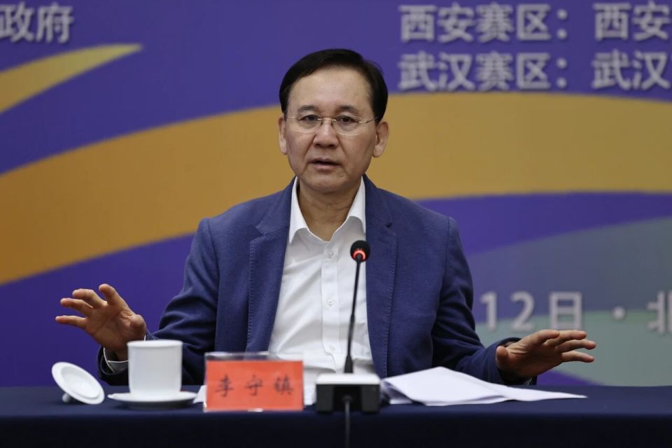 om, 有助于形成, 磅亮相